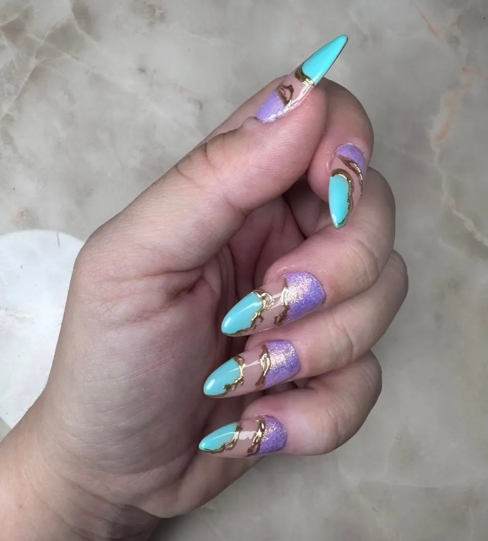 Diseño turquesa y lila con líneas doradas